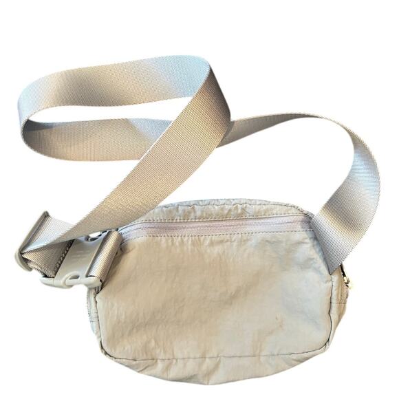 Lululemon Everywhere Belt Bag IL, Crossbody, Light Gray, Sold Out Color - Picture 2 of 5